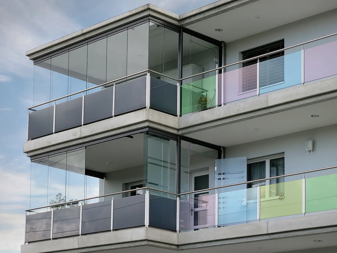 Balkon verglasen: Kosten, Genehmigung und was wirklich zu klären ist